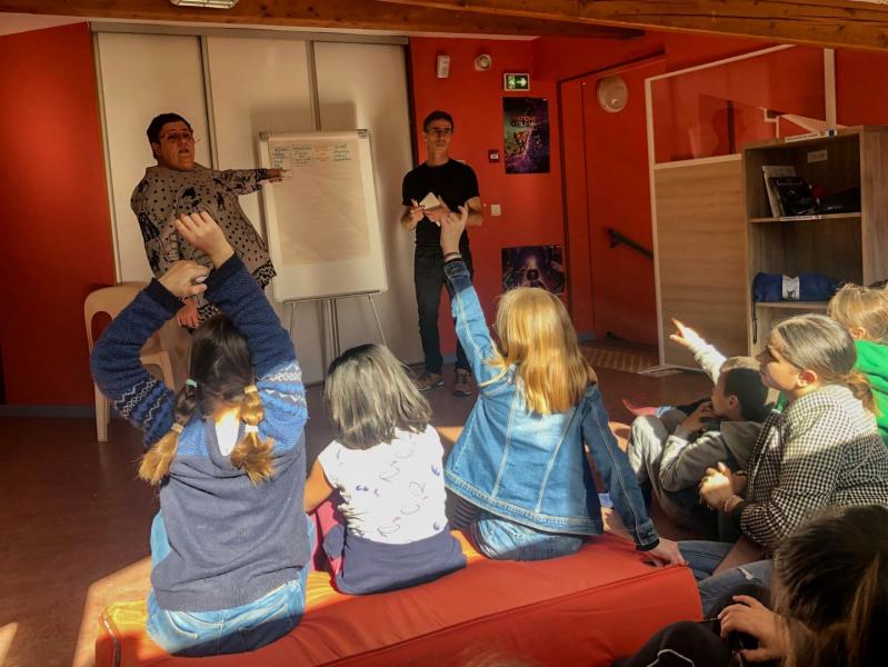 Temps d'échange entre enfants et comédiens au centre de loisir de Saint Maximin